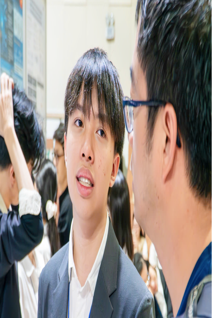 Khoi discussing the wearable mobility device with an attendee.