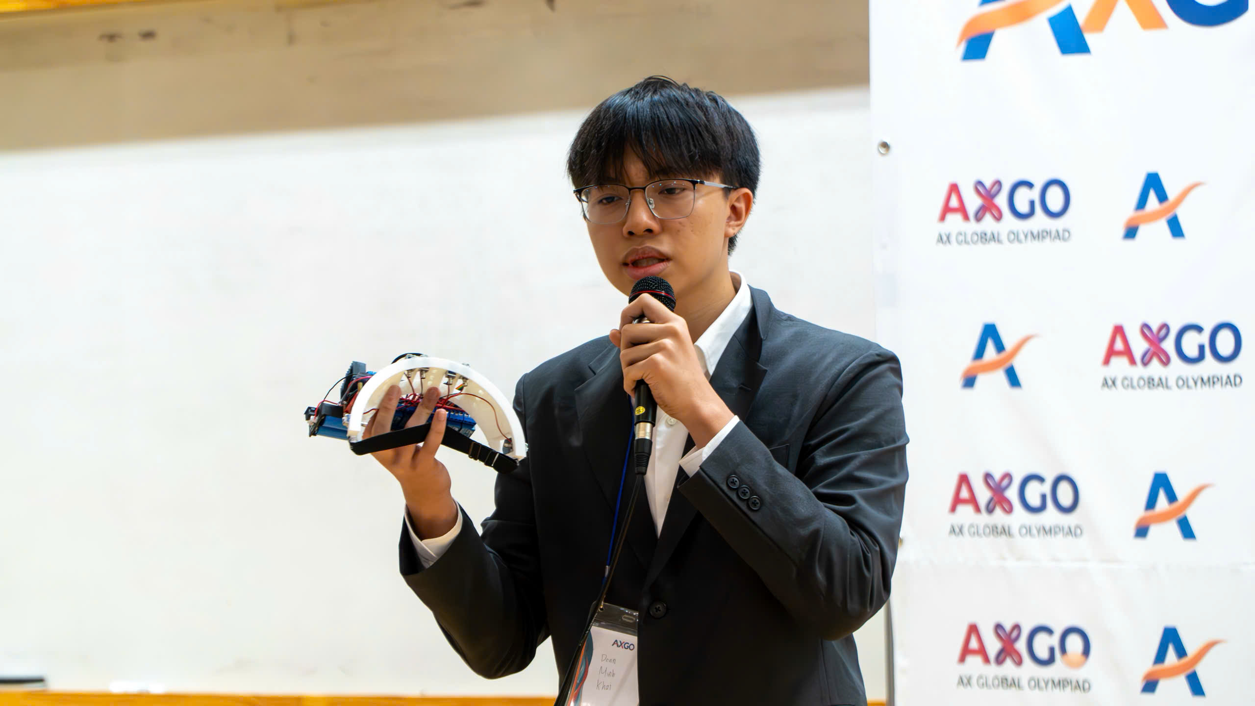 Khoi explaining how the wearable prototype works.