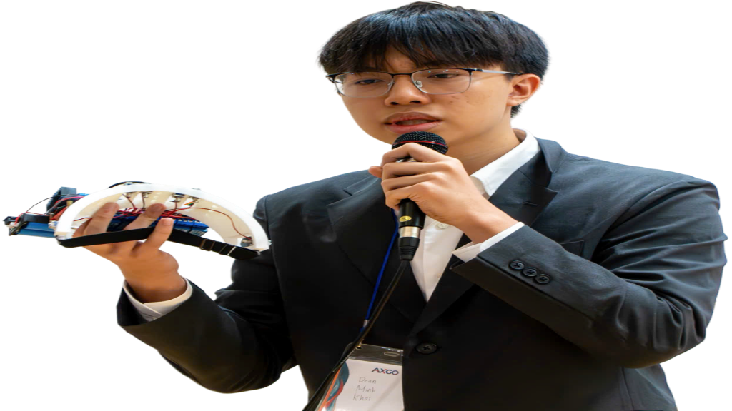 Doan Minh Khoi presenting an engineering prototype